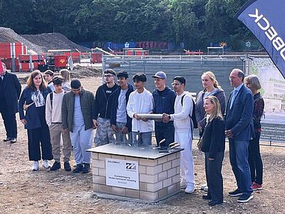 „Jetzt geht es endlich los!“ – Grundsteinlegung des neuen Schulgebäudes „Jetzt geht es endlich los!“ – Grundsteinlegung des neuen Schulgebäudes